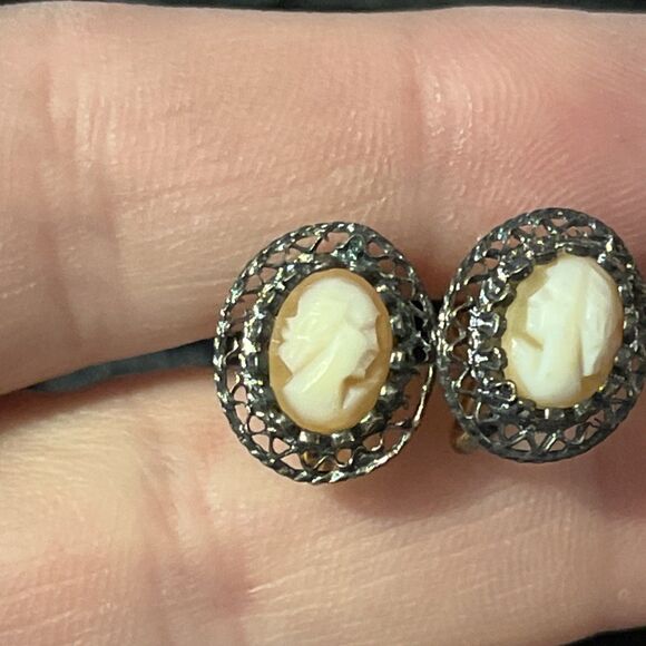 VTG Reis & Co. 1/20 12k Gold Filled Filigree Tiny Cameo Screw Back Earrings - Picture 2 of 7